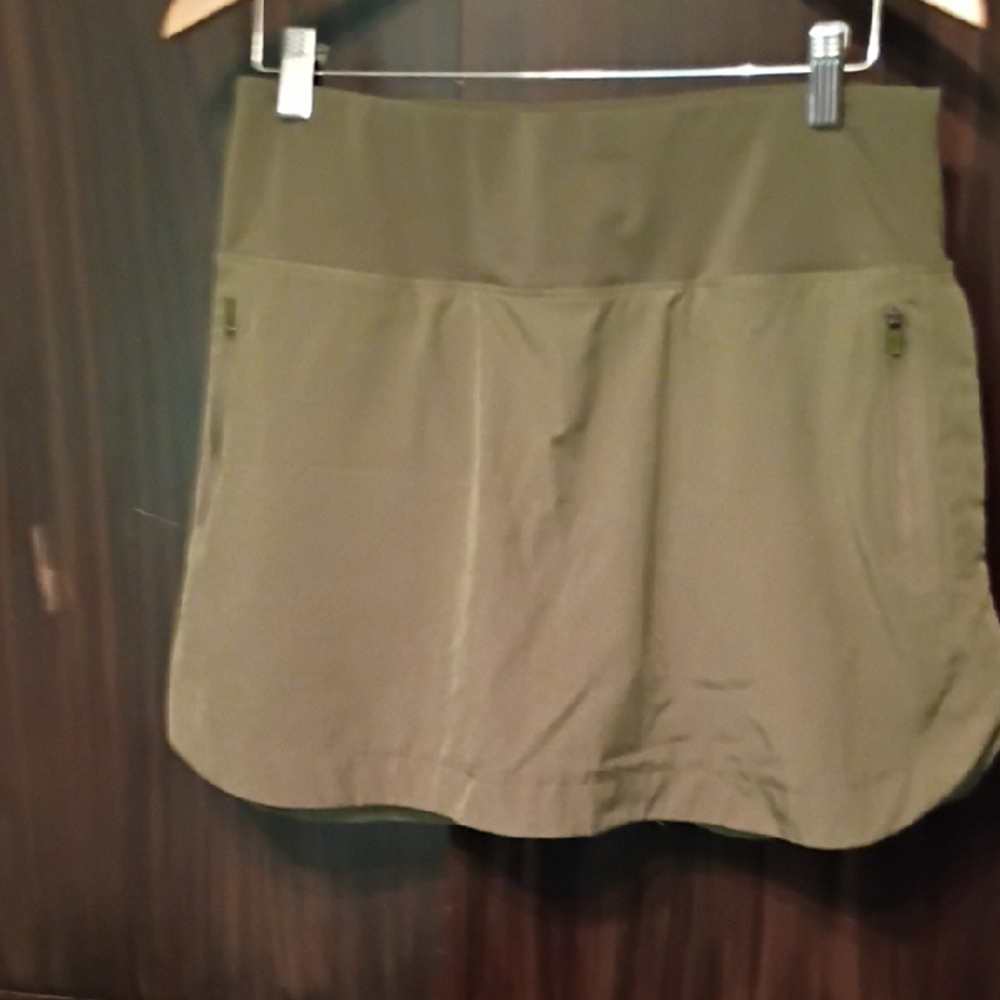 Olive Green Skort with Zipper Pockets. Size Large EUC